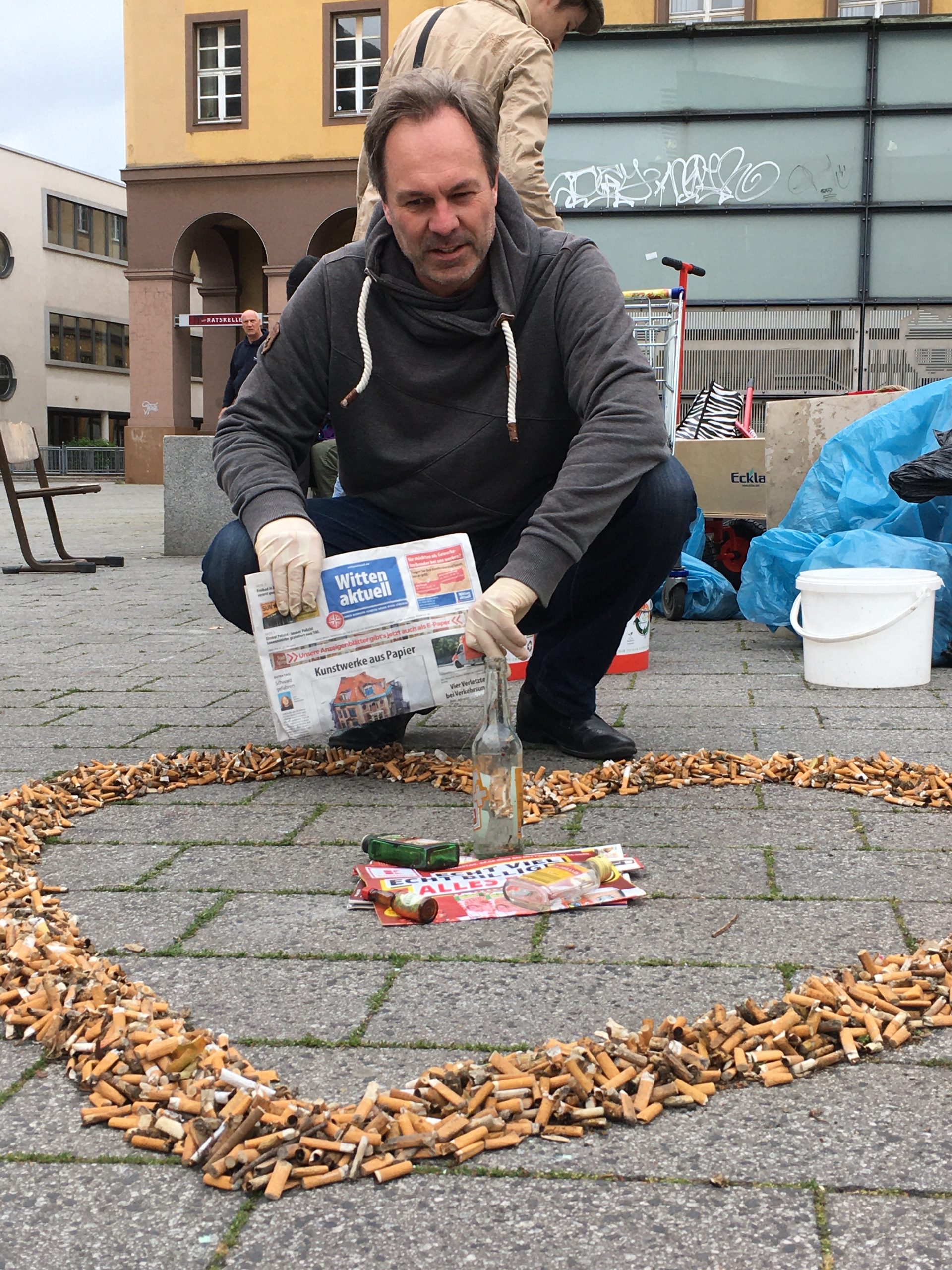 Da Weltumwelttag war am Freitag, den 05.06., haben Studierende der UW/H zum Müllsammeln aufgerufen: Von zu Hause zum Rathausmarkt, dann machen wir Kunst aus dem Zeug! Patrick von bochumbolzt macht […]